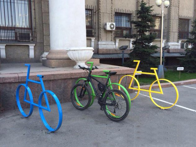Мэр Бишкека поддержал инициативу городских активистов о велопарковке