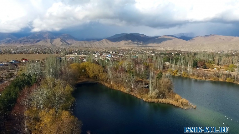 Кыргызстан. Ноябрь 2017 года. Пресное озеро близ озера Иссык-Куль.