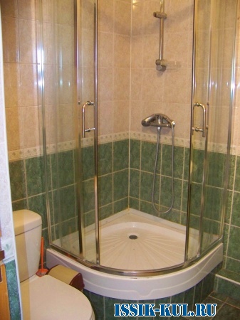 Душевая кабинка и туалет гостевого дома "Адилет" на Иссык-Куле.