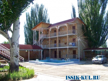 Общий вид гостевого дома "Адилет" на Иссык-Куле