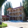 Общий вид гостевого дома "Адилет" на Иссык-Куле